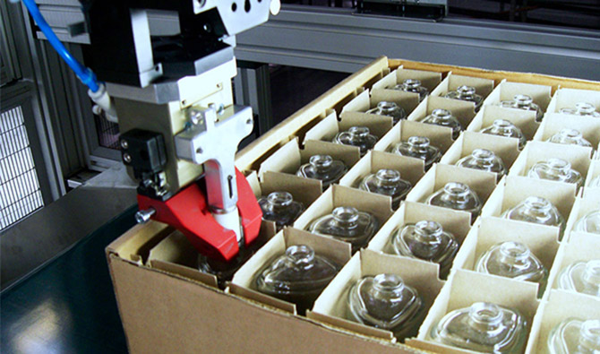 Manipolazione automatizzata flaconi bottigliette vetro